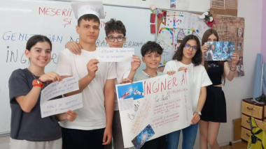 elevi la un curs de educatie pentru cariera