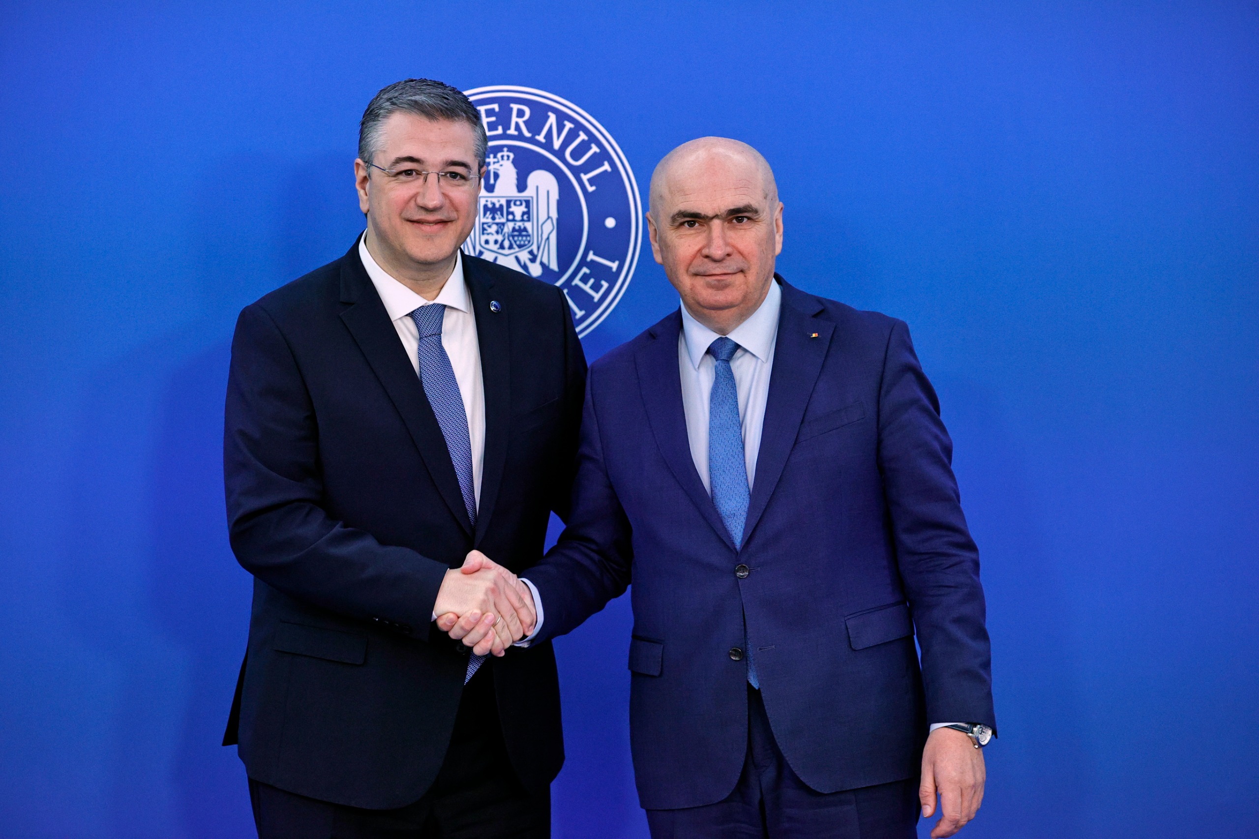 Comisarul european pentru transport şi turism, întâlnire cu Ilie Bolojan la Guvern. Prețurile la carburanți, printre temele de discuție