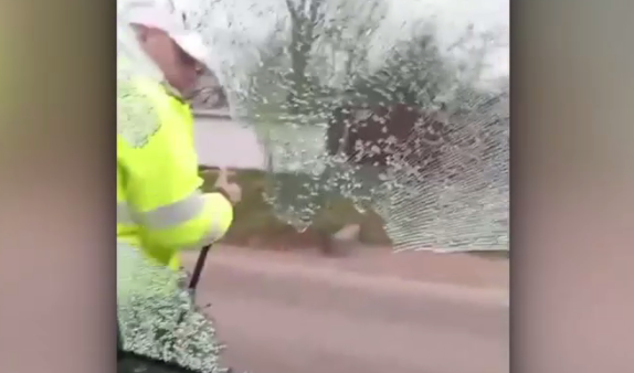 Momentul în care un polițist sparge geamul mașinii pentru a reține un șofer, în Botoșani