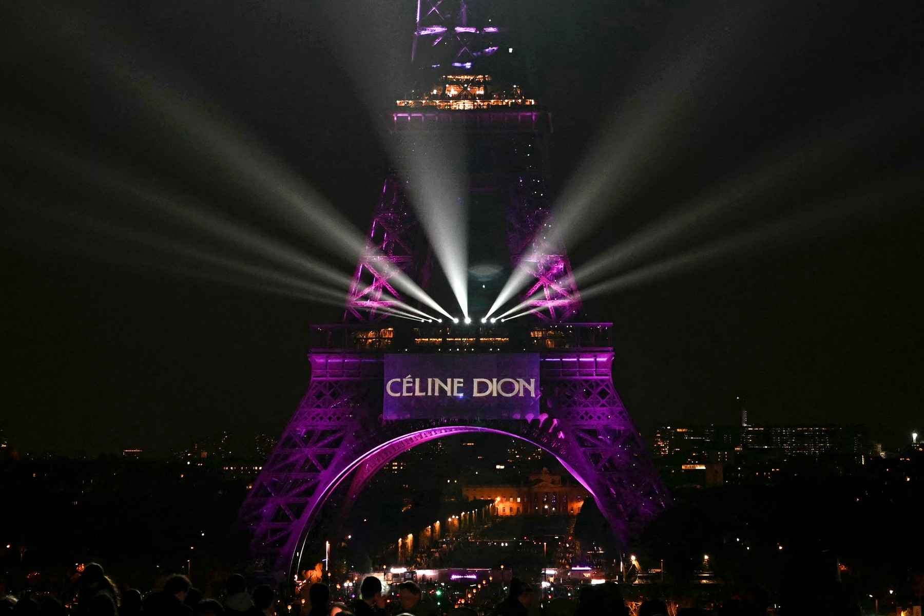 Céline Dion și-a anunțat revenirea pe scenă cu un mesaj pe Turnul Eiffel: cântareața va susține o serie de concerte la Paris