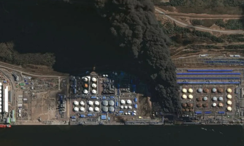 Imagini din satelit arată incendii de proporții la instalațiile petroliere rusești, după atacuri repetate ale ucrainenilor