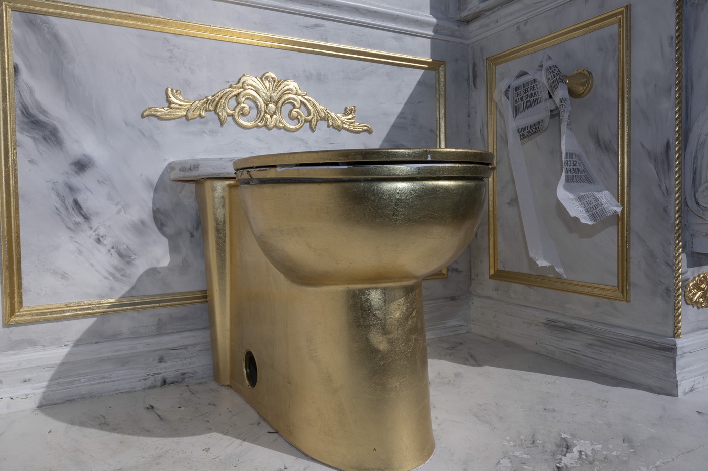 O toaletă aurie, în apropierea Memorialului Lincoln, ca ironie la adresa renovărilor ordonate de Donald Trump la Casa Albă