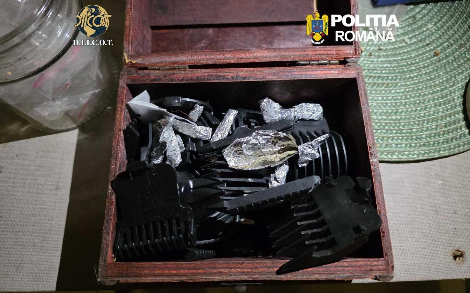 Percheziţii la presupuşi traficanţi de droguri de mare risc. Foloseau două fete, de 13 şi 15 ani, pentru distribuție