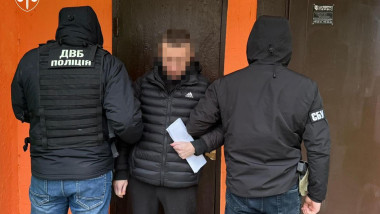 agenti ucrainei cu spatele tin un suspect de spionaj