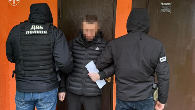 agenti ucrainei cu spatele tin un suspect de spionaj