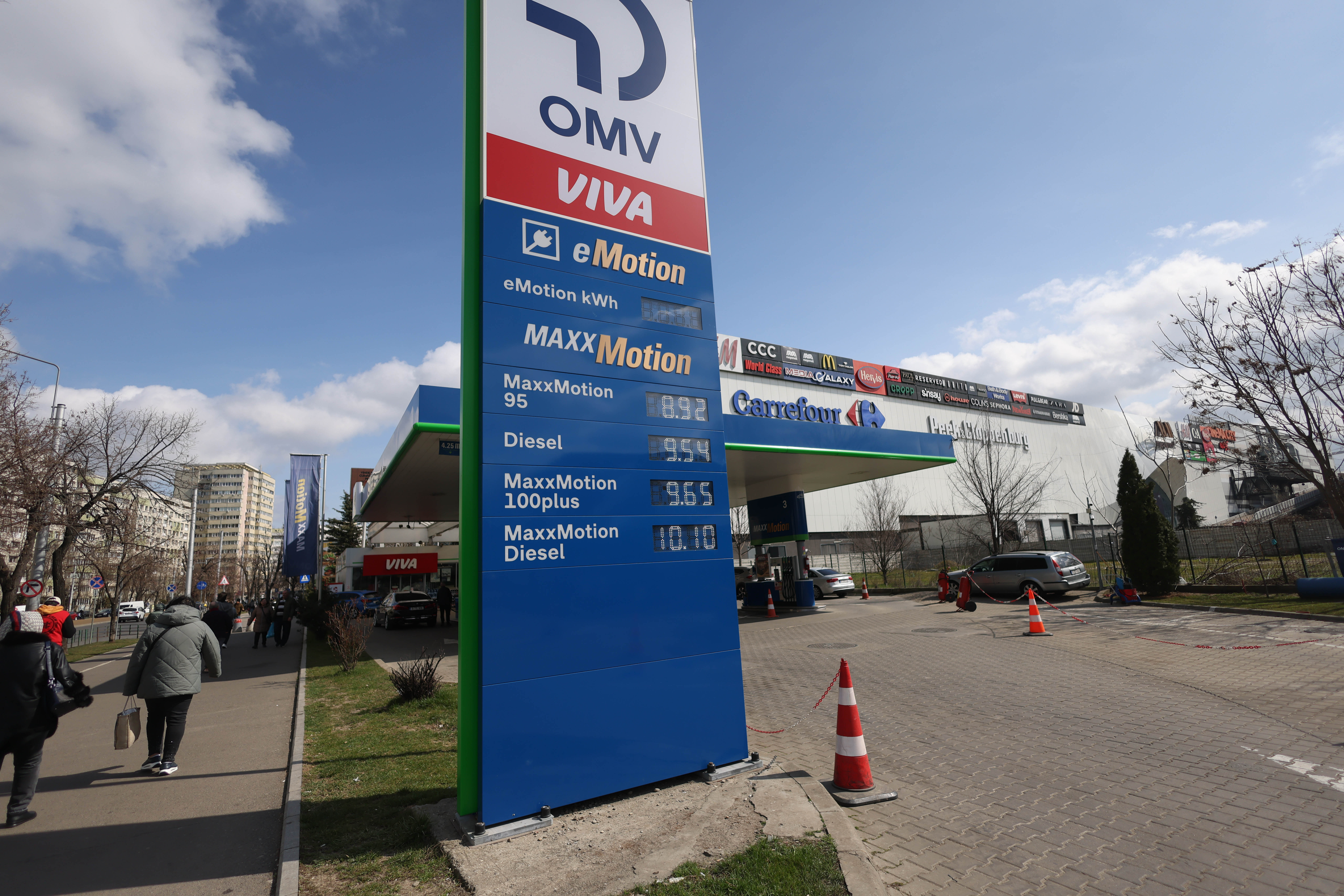 Ce spun experții despre scenariul Guvernului de a suprataxa companiile din piața carburanților: măsura se va duce, în final, în preț