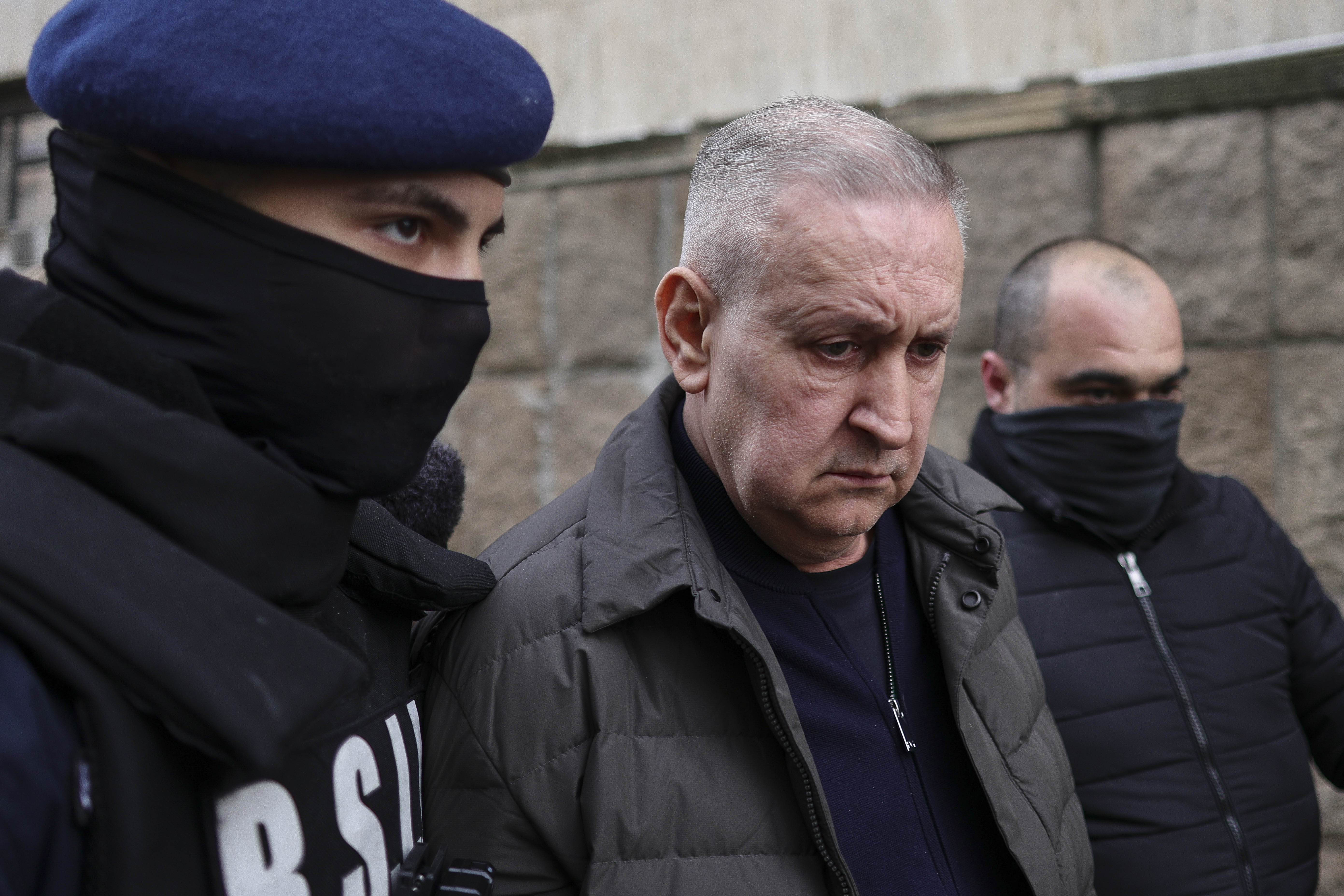 Stenograme: Șeful ARR, reținut de DNA, a fost înregistrat când își număra banii. Procurorii au găsit la el acasă 500.000 de euro