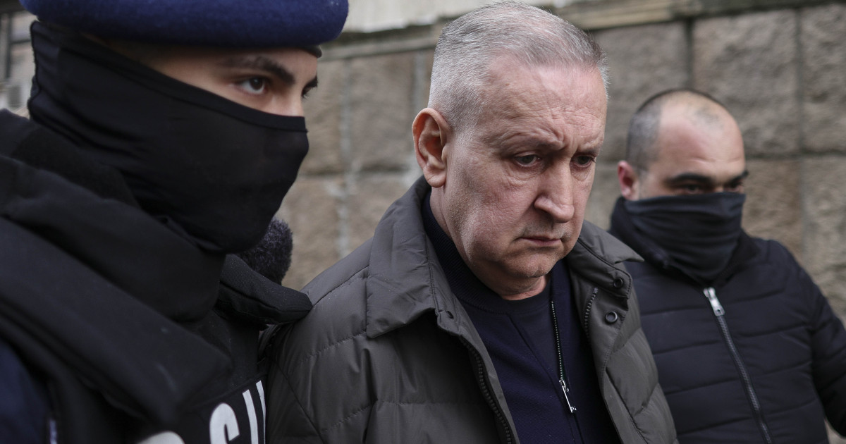 Stenograme: Șeful ARR, reținut de DNA, a fost înregistrat când își număra banii. Procurorii au găsit la el acasă 500.000 de euro