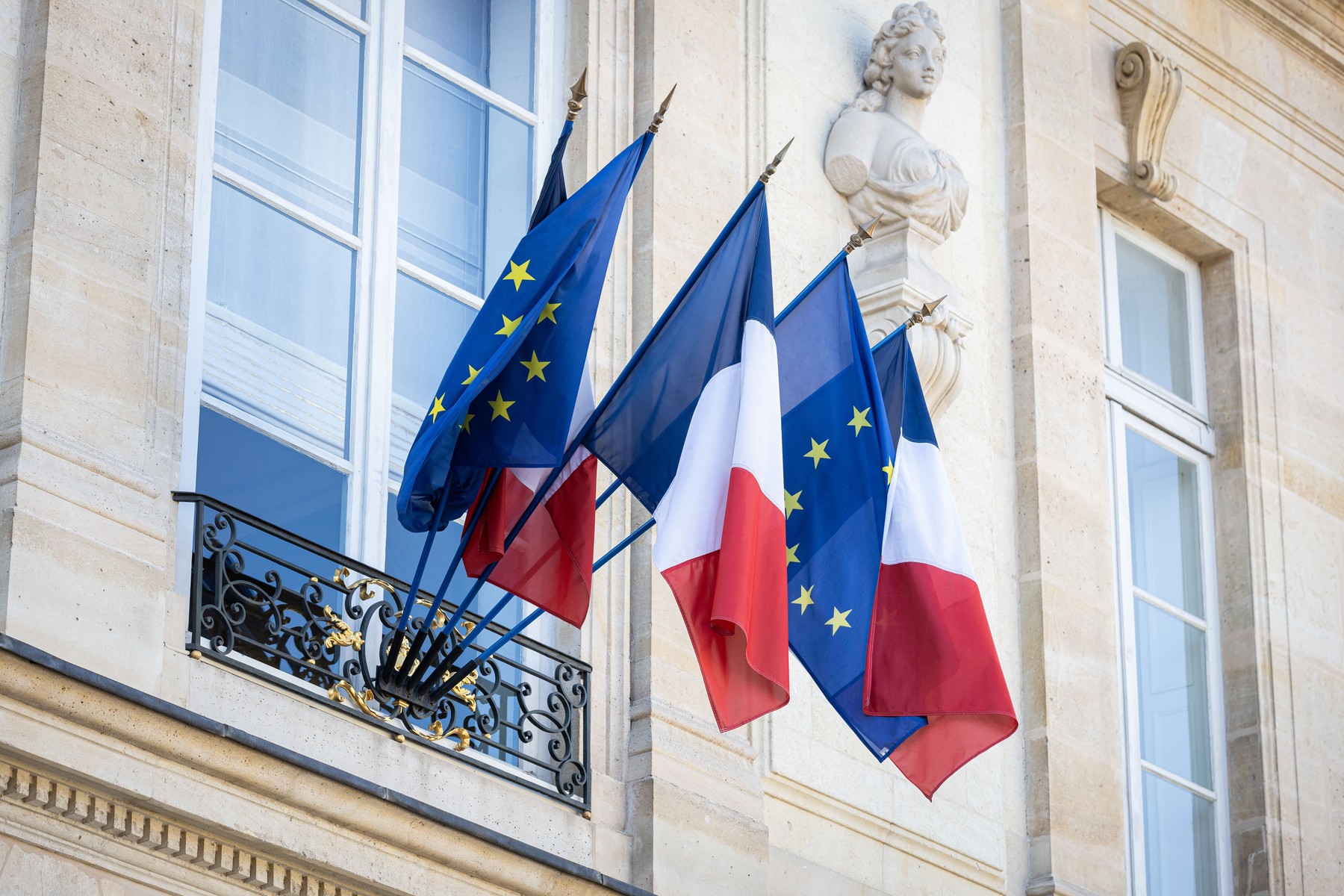 Noii primari de extremă dreapta din Franța au dat jos drapelul UE: un ministru le spune că gestul este o „trădare”