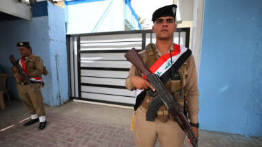 politisti irakieni in fata unei sectii de politie