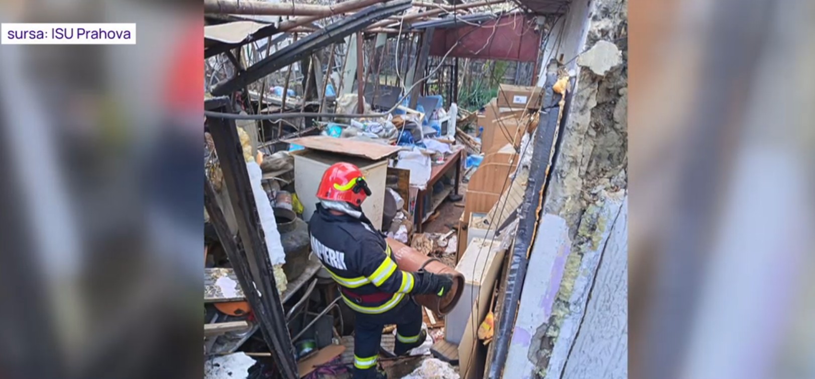 Explozie puternică într-ocasă din Prahova. Pompierii au găsit în locuință 8 butelii legate care alimentau centrala termică