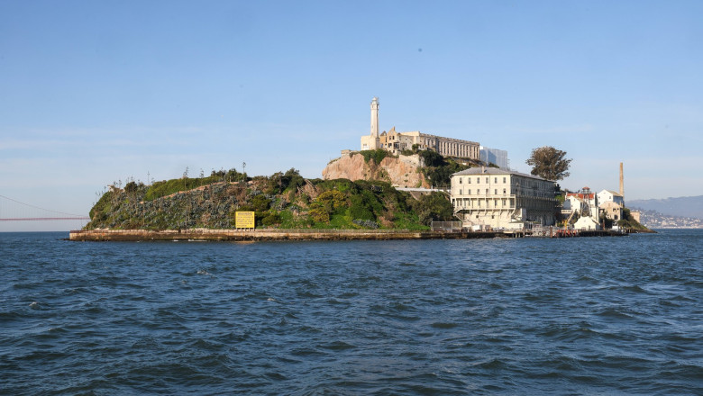 Blick über die San Francisco Bay auf die Gefängnisinsel Alcatraz. Fungierte in der Zeit von 1934 bis 1963 als eines der