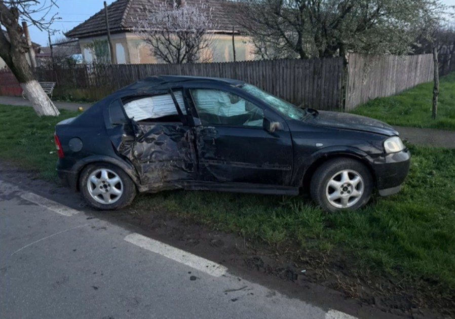 Accident grav provocat de un șofer de 27 de ani, băut. În urma impactului, o roată s-a desprins și a lovit o femeie
