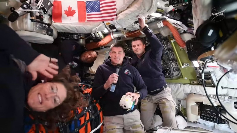 Jeremy Hansen, Reid Wiseman, Victor Glover și Christina Koch sunt primii astronauți care ajung pe Lună de la echipajul de trei astronauți al misiunii Apollo 17 din 1972