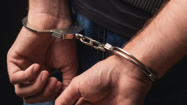 barbat cu catuse la maini