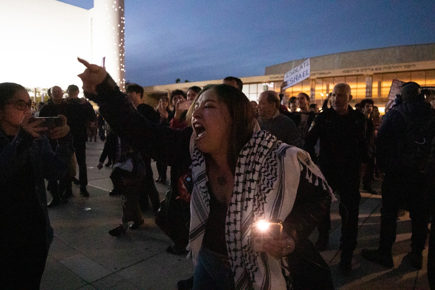 Manifestații la Tel Aviv contra războiului cu Iranul: „Nu bombardaţi, negociați!”. Ciocniri violente cu poliția, protestatari arestați
