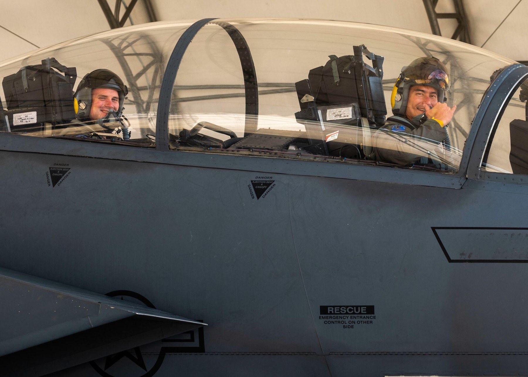 Ce rol are ofițerul responsabil cu armamentul de la bordul unui avion F-15: aviatorul salvat din Iran avea această funcție