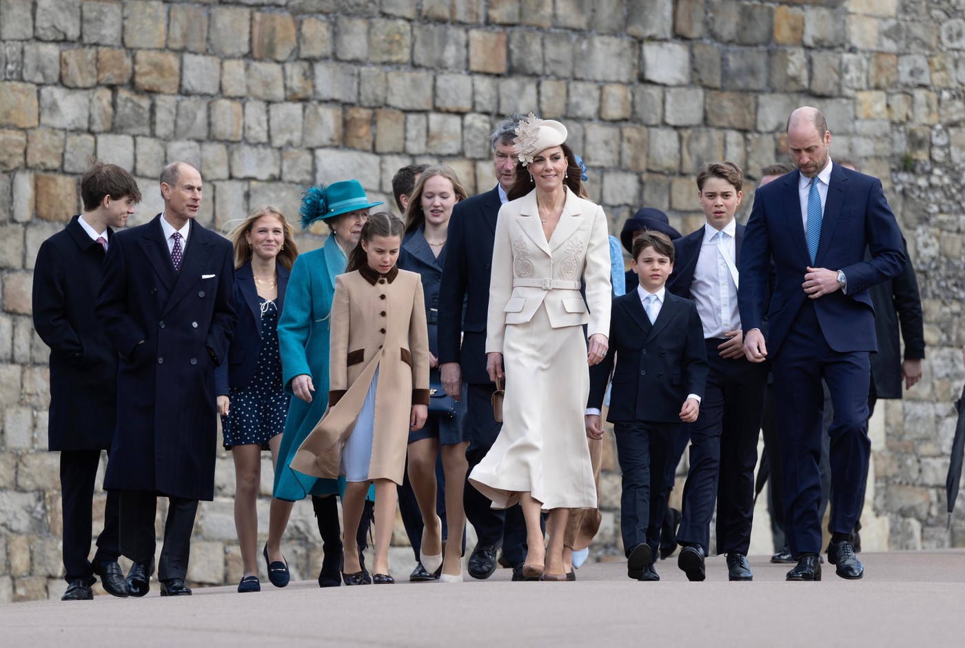 Familia regală britanică a asistat la slujba de Paşte de la Castelul Windsor. Primele sărbători fără fostul prinț Andrew