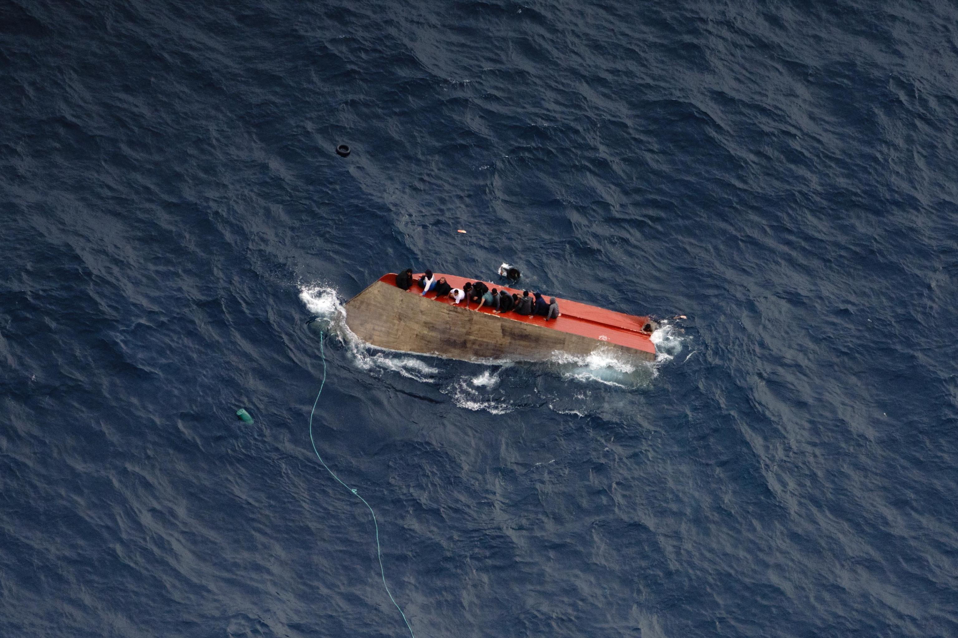 Naufragiu în Marea Mediterana: Peste 70 de migranţi sunt daţi dispăruţi