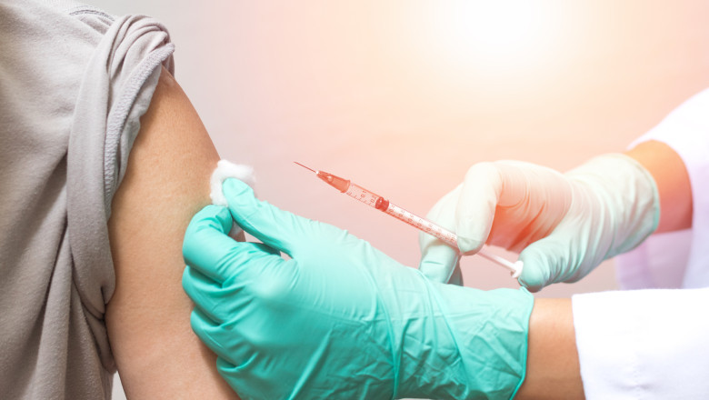 asistenta vaccineaza o persoana