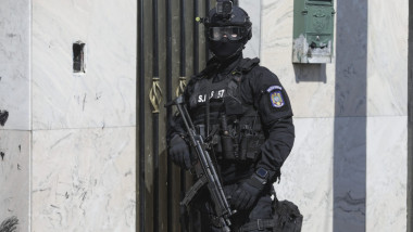 politist la perchezitii