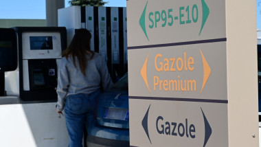 o femeie intr-o benzinarie din franta