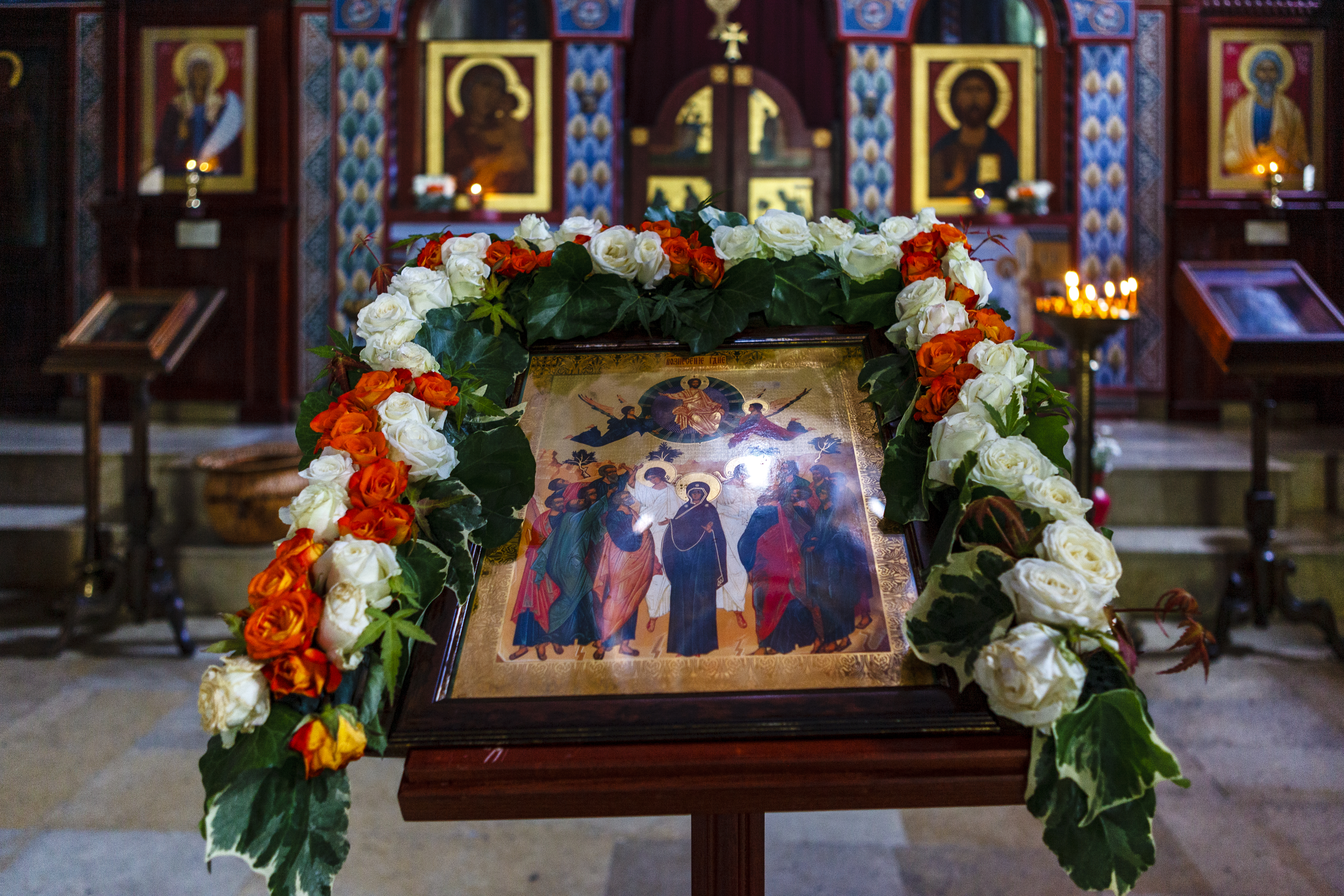 Vinerea Mare 2026: De ce se ține post negru și ce simbolizează trecerea pe sub masa din biserică (Sfântul Epitaf)