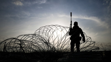 soldat ucrainean inarmat sarma ghimpata front ucraina