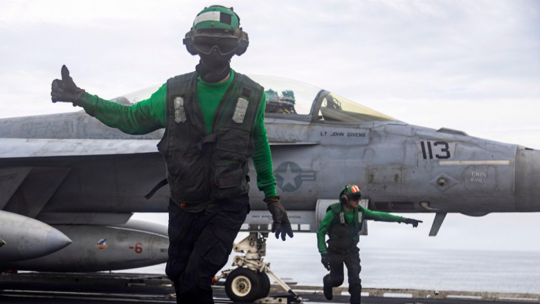 avion f-18 pregatit de decolare de pe portavion