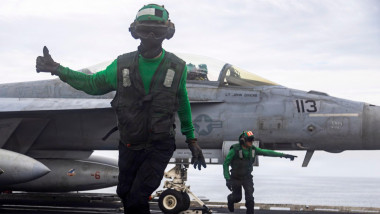 avion f-18 pregatit de decolare de pe portavion