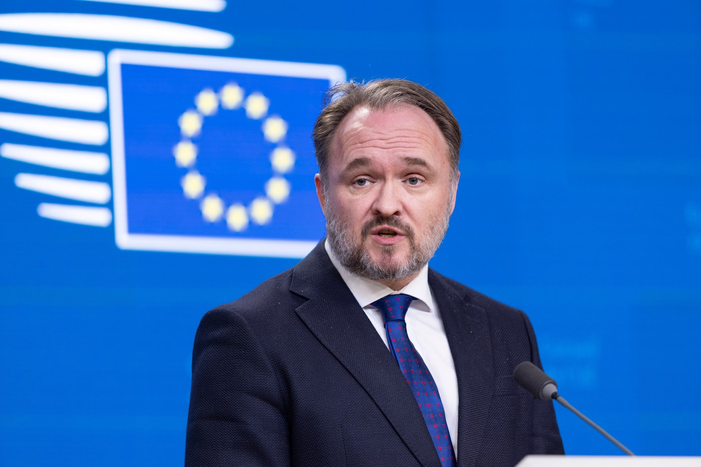 UE cere statelor membre să nu adopte măsuri ample pentru a compensa prețurile carburanților. Ar putea duce la o criză fiscală