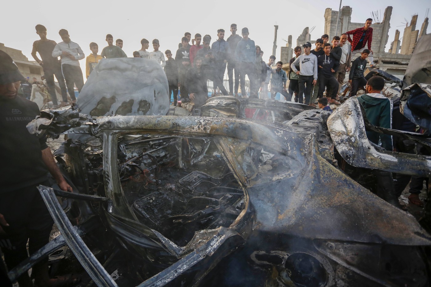 Un atac israelian a ucis 10 persoane într-un adăpost din Gaza amenajat într-o şcoală. OMS oprește evacuările, după moartea unui angajat