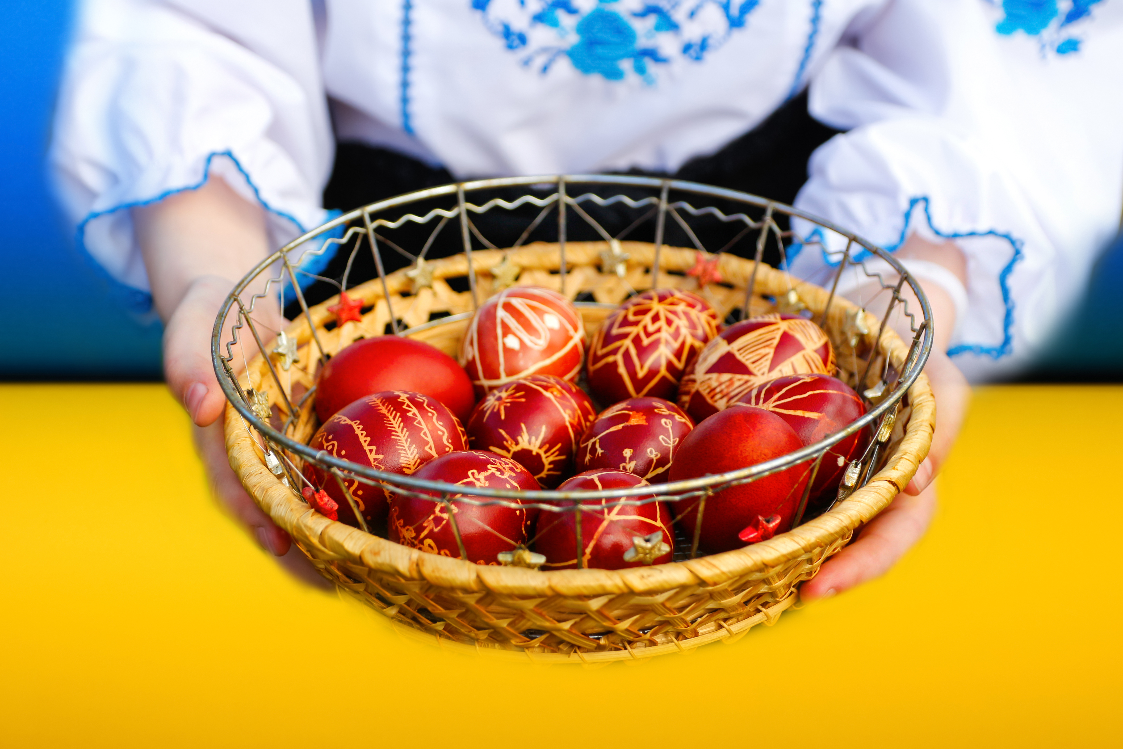 De ce se vopsesc ouăle roșii de Paște 2026. Semnificația tradiției respectate de români în fiecare an