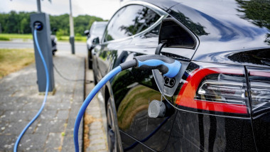 Mașină electrică la încărcare