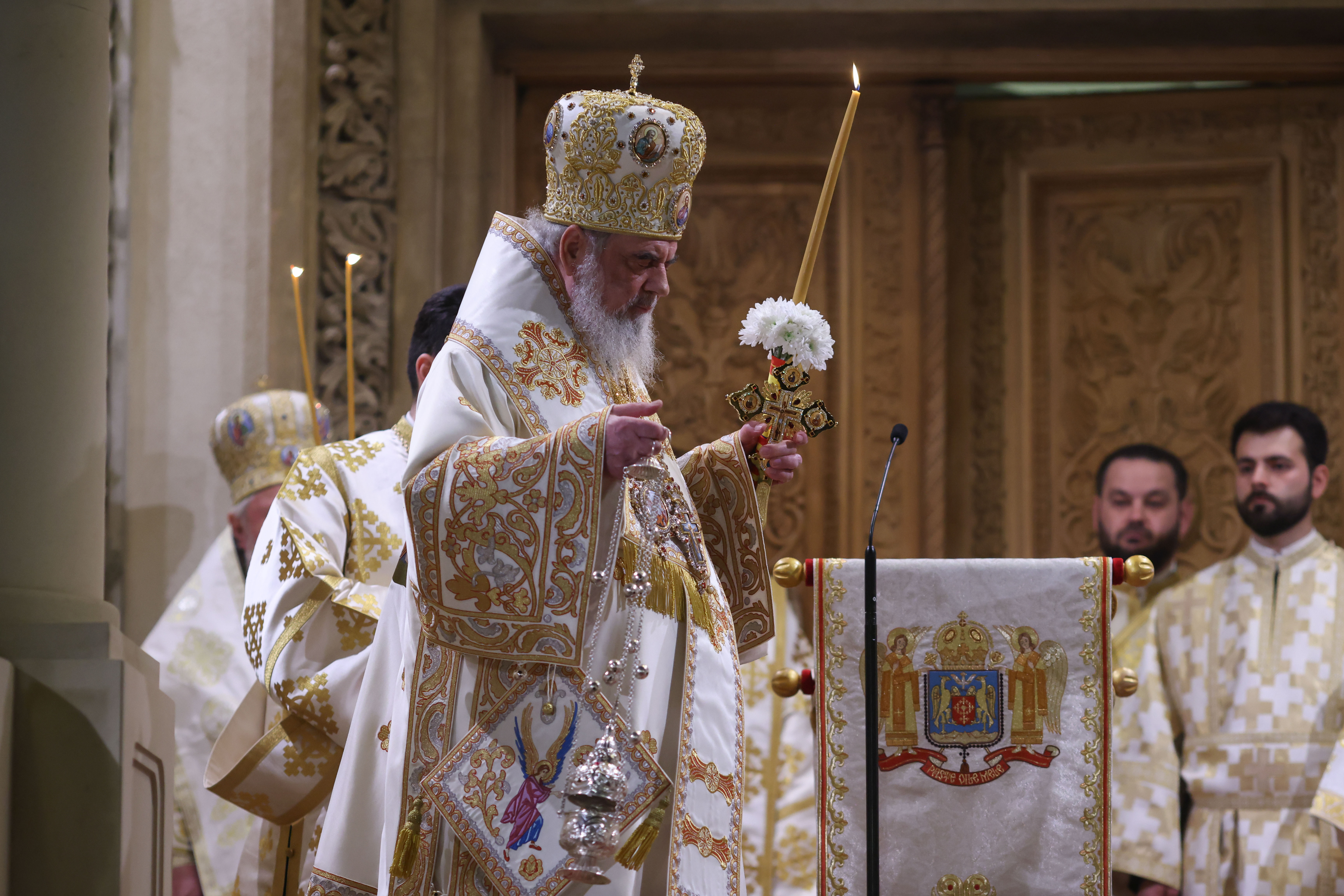 Slujba de Înviere 2026: La ce oră începe și când pot lua credincioșii lumina sfântă