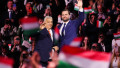 JD Vance și Viktor Orban, la Budapesta, in mijlocul unui miting electoral inconjurat i de oameni cu steagul ungariei