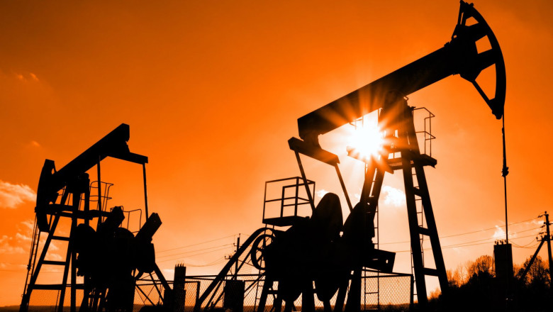 Sonde petroliere la apus