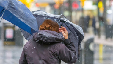 OAMENI CU UMBRELA SI ploaie