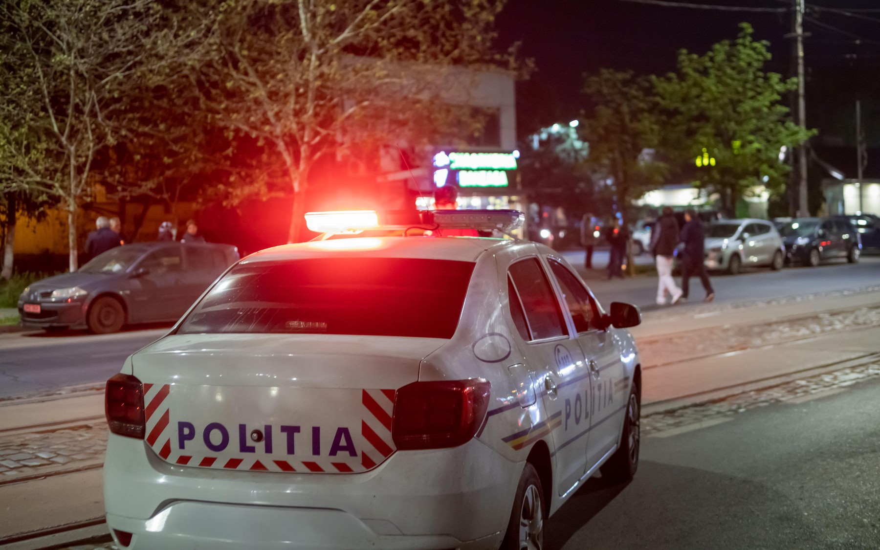 Scene violente la Cluj: livrator de mâncare, bătut cu ranga și lovit cu mașina. Polițiștii s-au autosesizat