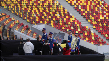 Sicriul cu trupul antrenorului Mircea Lucescu este depus la Arena Națională.