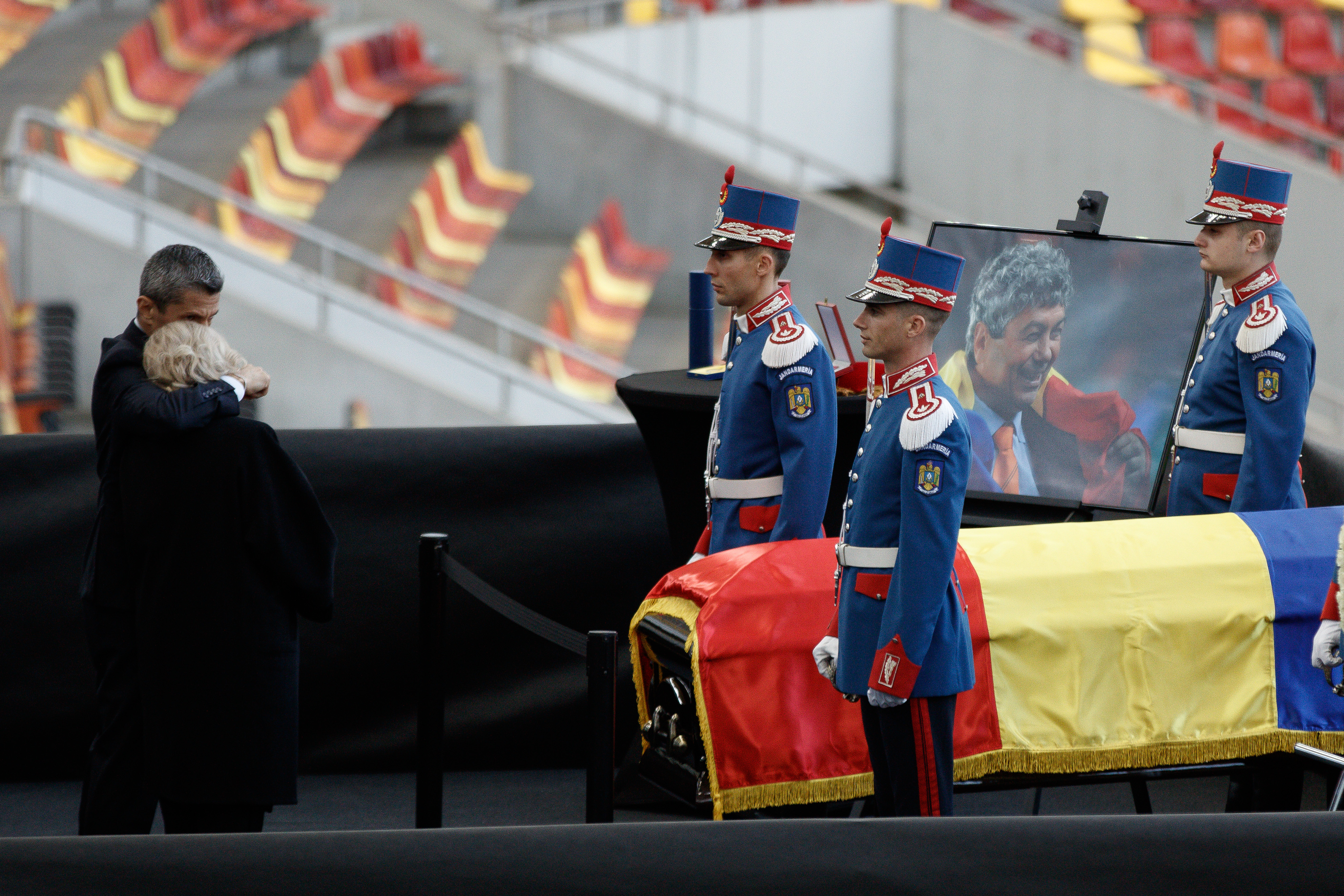 Fanii îi pot aduce un omagiu lui Mircea Lucescu azi, la Arena Naţională. Legendarul antrenor, înmormântat vineri cu onoruri militare