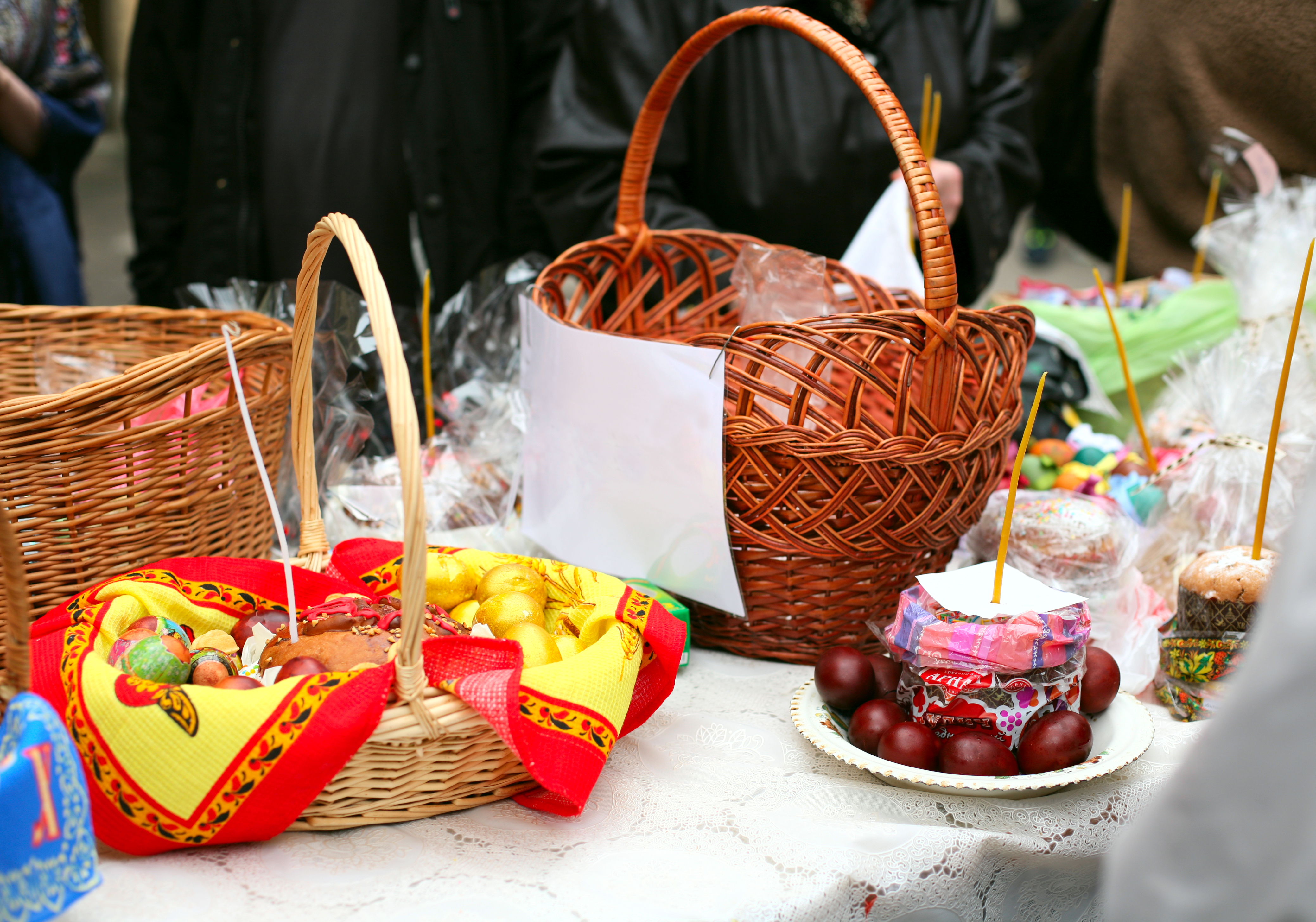 Ce alimente se împart în prima zi de Paște. Produsele care nu trebuie să lipsească din pachetele de pomană și de pe masa de Înviere