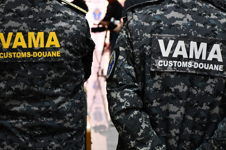 Marfă contrafăcută de peste 3 milioane de lei, descoperită într-un camion înmatriculat în România. Transportul venea din Turcia