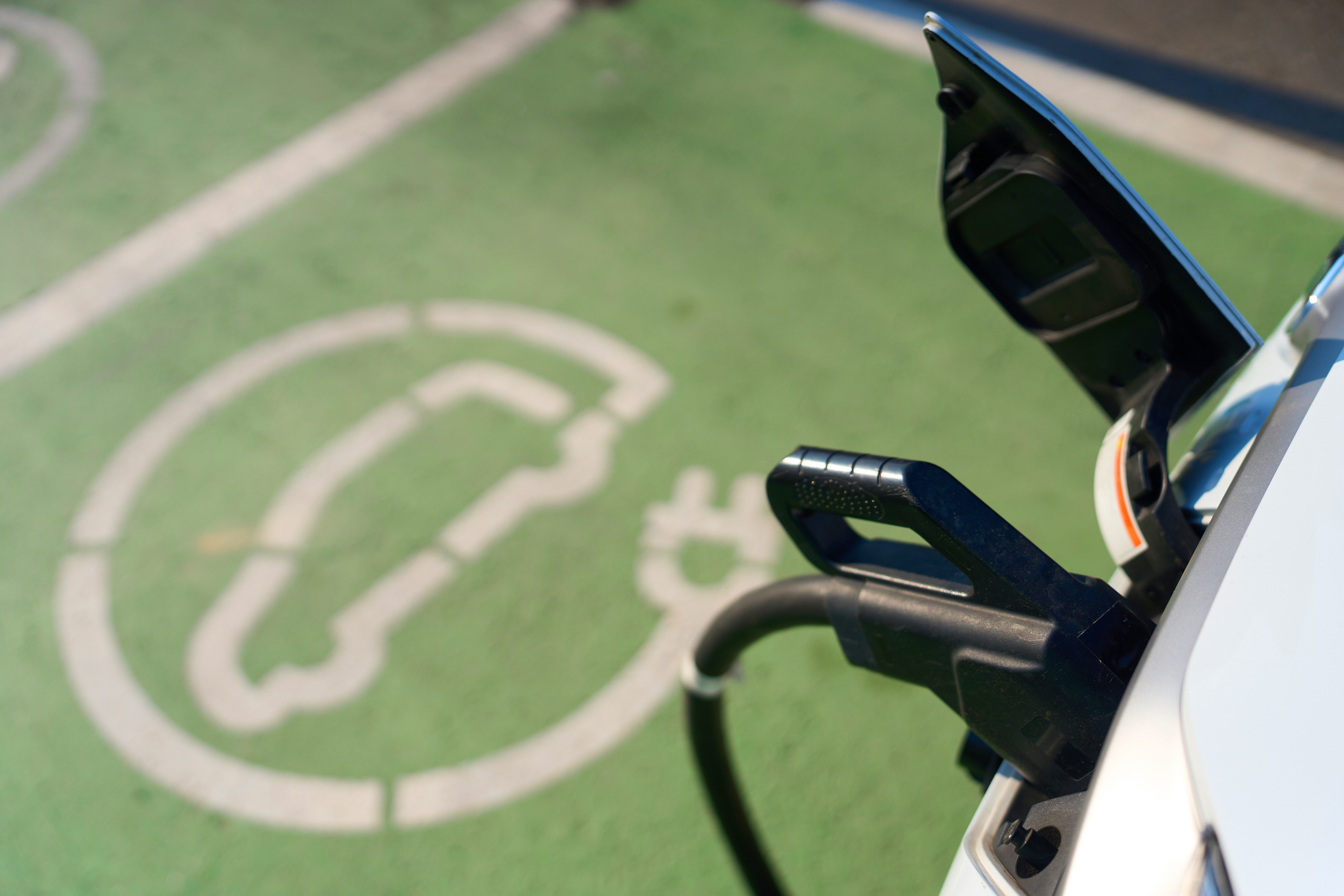 Ministrul Transporturilor: Am semnat contracte cu SRI, STS și SPP pentru vehicule electrice și stații de încărcare