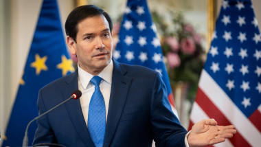 Secretarul de stat american Marco Rubio gesticuleaza cu mana la o coferinta