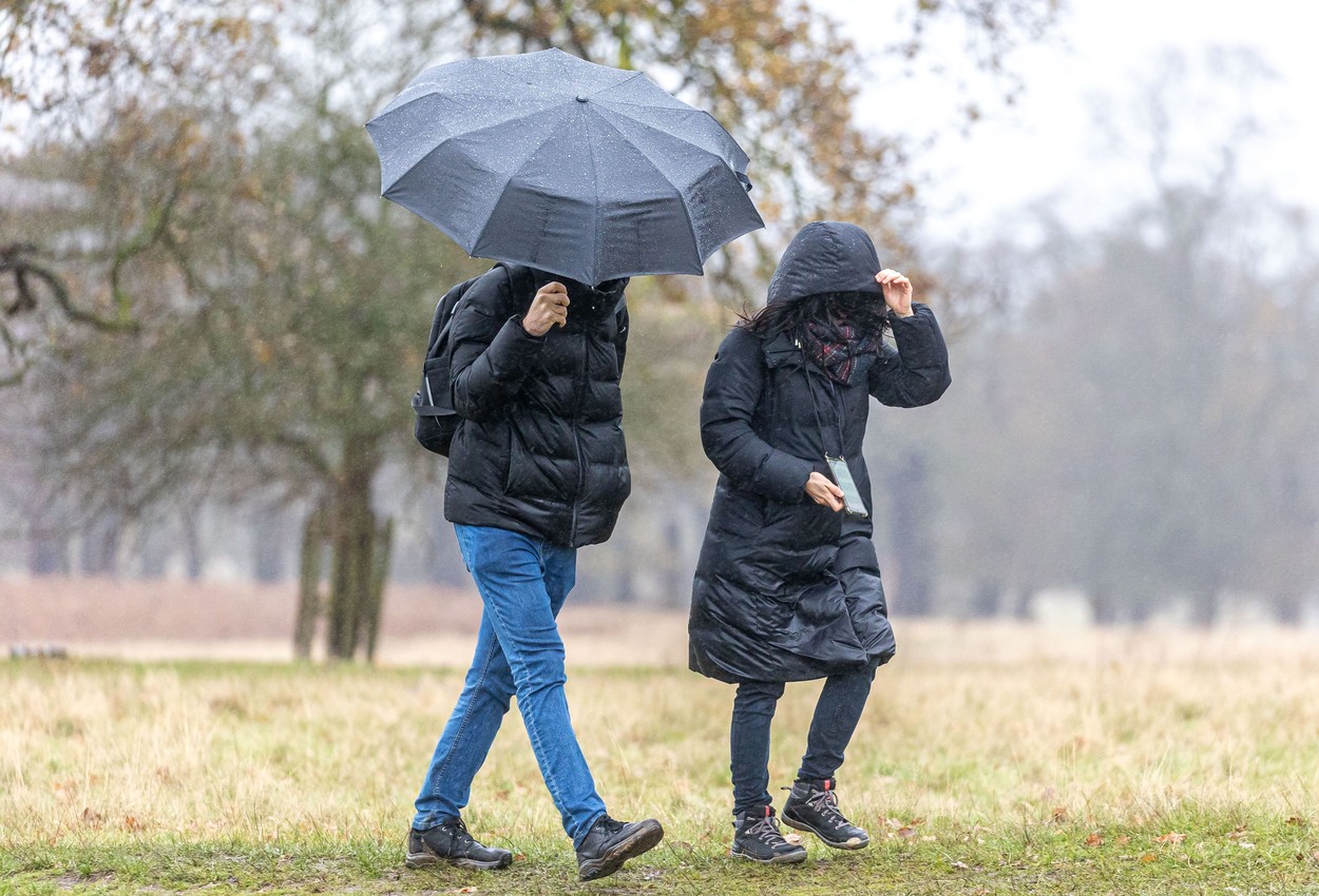 Vreme rea în aproape toată țara: meteorologii au emis o nouă informare de ploi, vânt puternic și ninsori. Cum va fi în Capitală