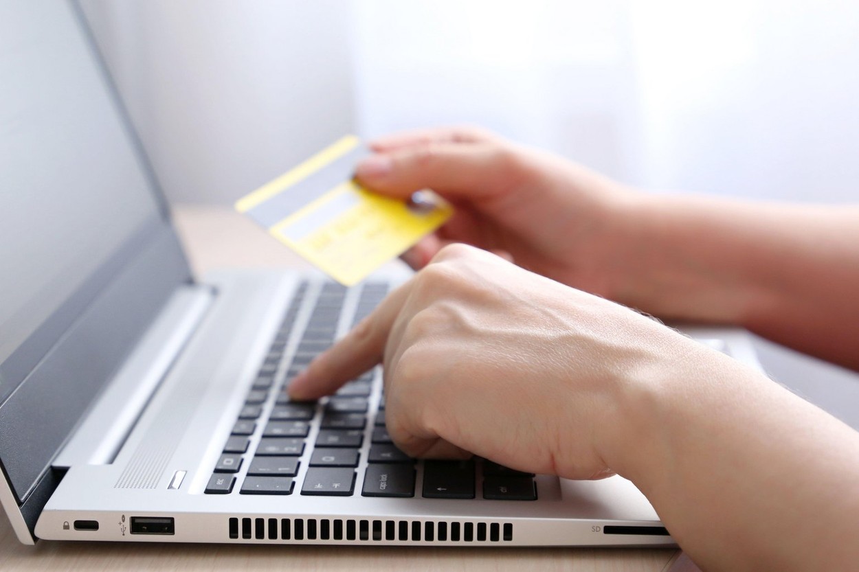 Nou avertisment de fraudă online: imaginea instituțiilor media, folosită pentru a promova investiții fictive. Cum acționează atacatorii