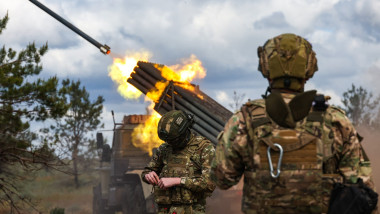 soldații ruși folosesc un lansator de rachete multiple în direcția Herson