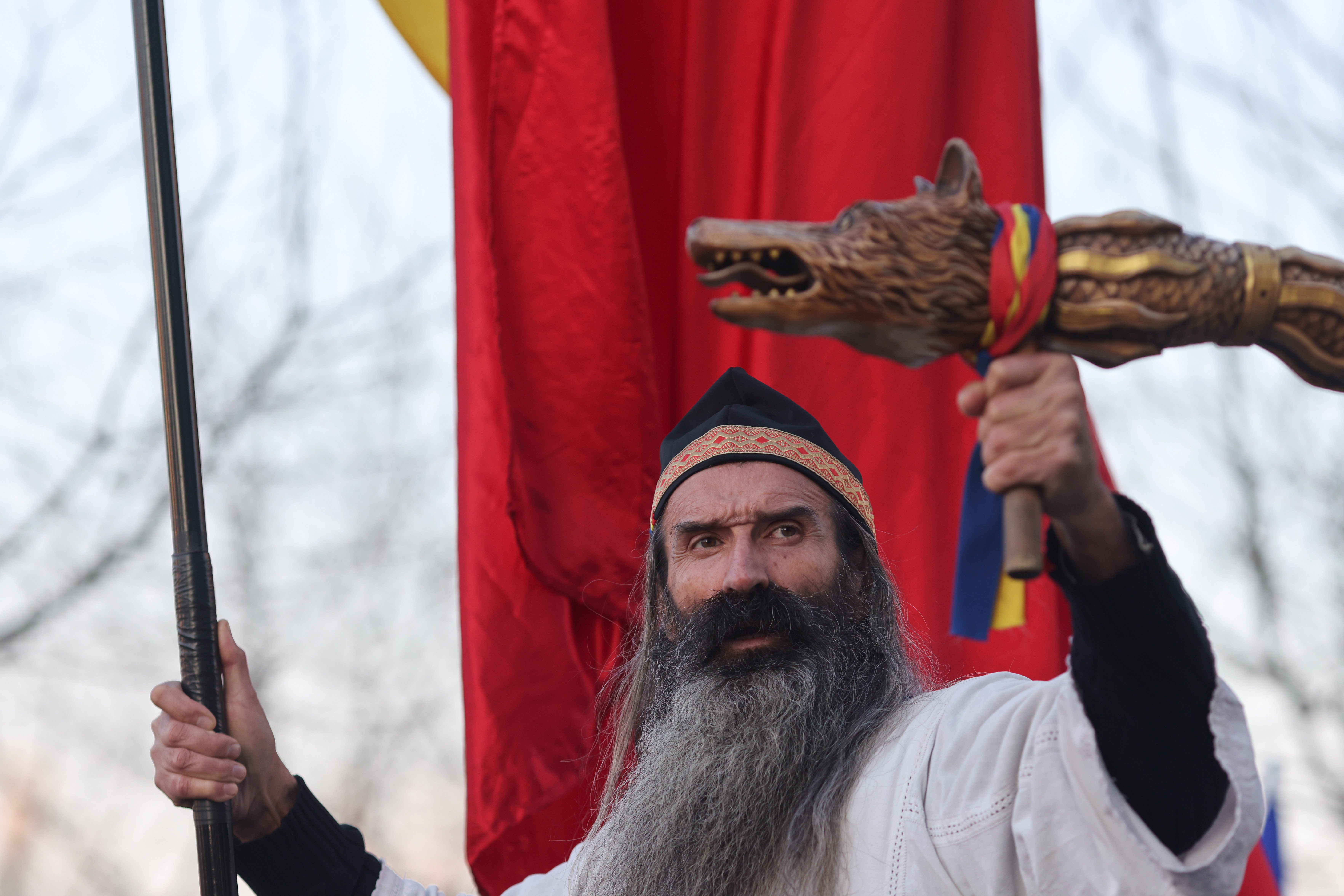 Percheziții în Capitală într-un dosar de extremism online. „Stegarul dac”, vizat după un clip cu salut nazist și imaginea lui Eminescu