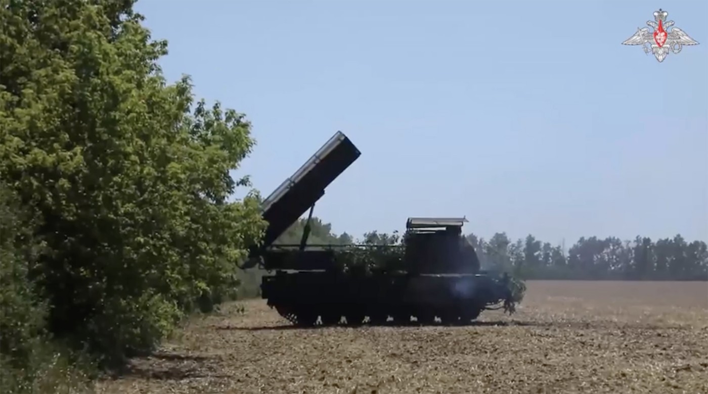 Momentul în care un atac al dronelor ucrainene distruge un sistem rusesc Buk-M3 ascuns într-o zonă împădurită